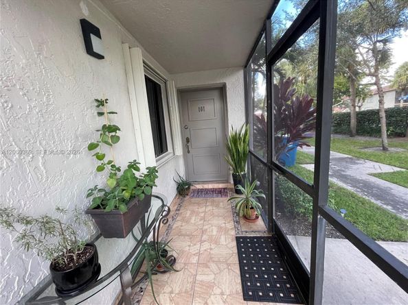 16240 Laurel Dr 101, Weston FL 33326