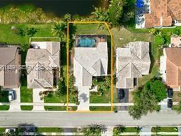 18715 NW 1st St, Pembroke Pines FL 33029