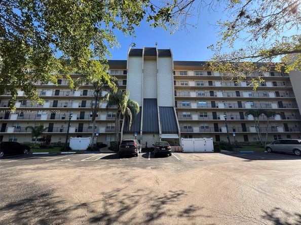 3300 W Rolling Hills Cir 102, Davie FL 33328