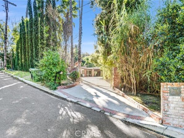 19130 Charles Street, Tarzana (los Angeles) CA 91356