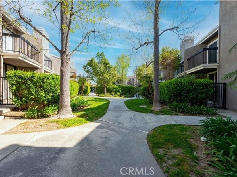 23541 Victory 6, Los Angeles CA 91307