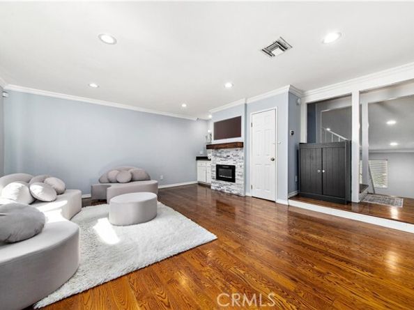 18631 Collins Street 10, Tarzana (los Angeles) CA 91356