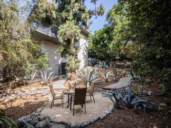 3836 De Longpre Avenue
