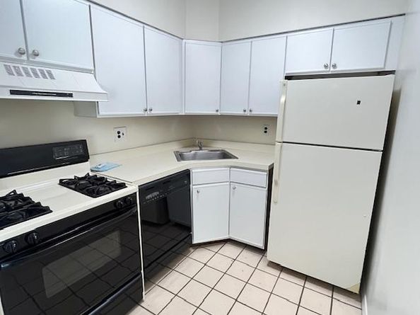 66-07 242nd Street 13E, Douglaston NY 11362