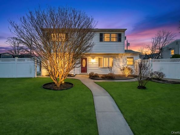 33 Pond Lane, Levittown NY 11756