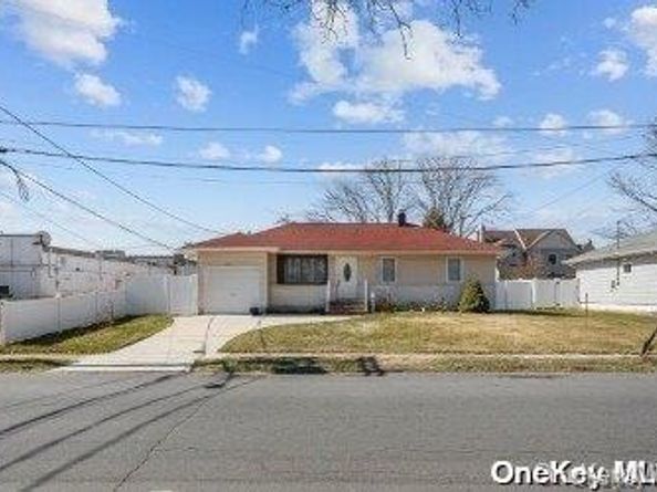 916 N Clinton Avenue, Lindenhurst NY 11757
