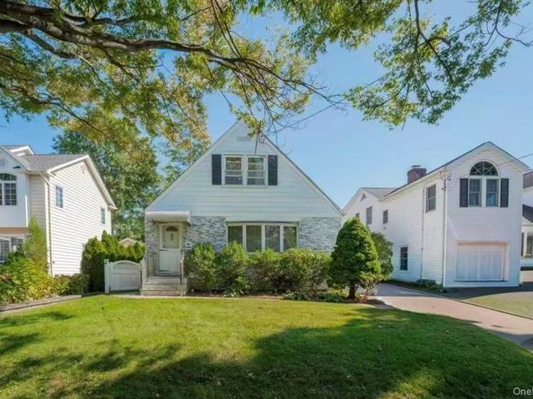 636 S 13th Street, New Hyde Park NY 11040