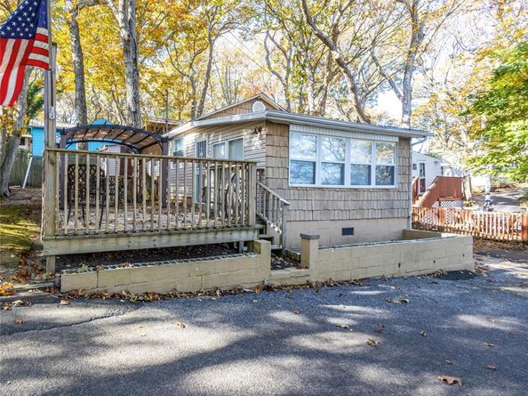 17 Schooner Lane, Baiting Hollow NY 11933