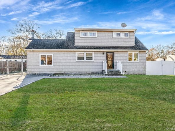 32 Rockledge Drive, Shirley NY 11967