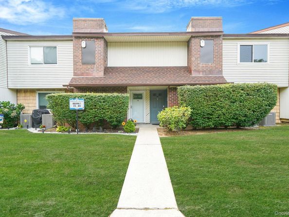 79 Pointe Circle S 79, Coram NY 11727