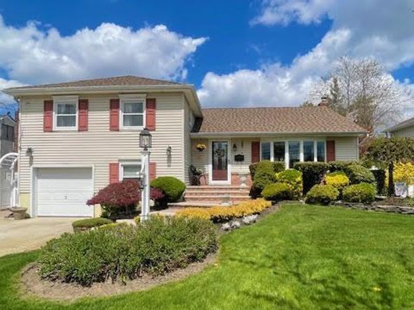322 Grover Avenue N, Massapequa Park NY 11762
