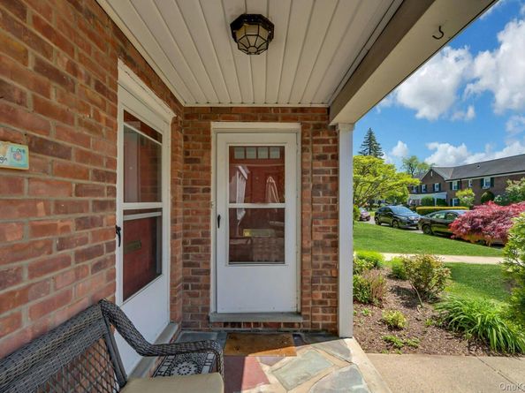 45 Robins Crescent 45, New Rochelle NY 10801