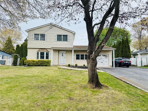 195 Maple Street, Medford NY 11763