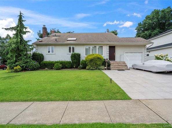 33 Shelter Hill Road, Plainview NY 11803