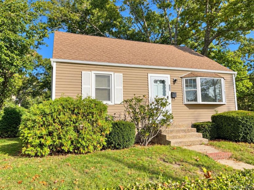 380 Gates Avenue W, Lindenhurst NY 11757