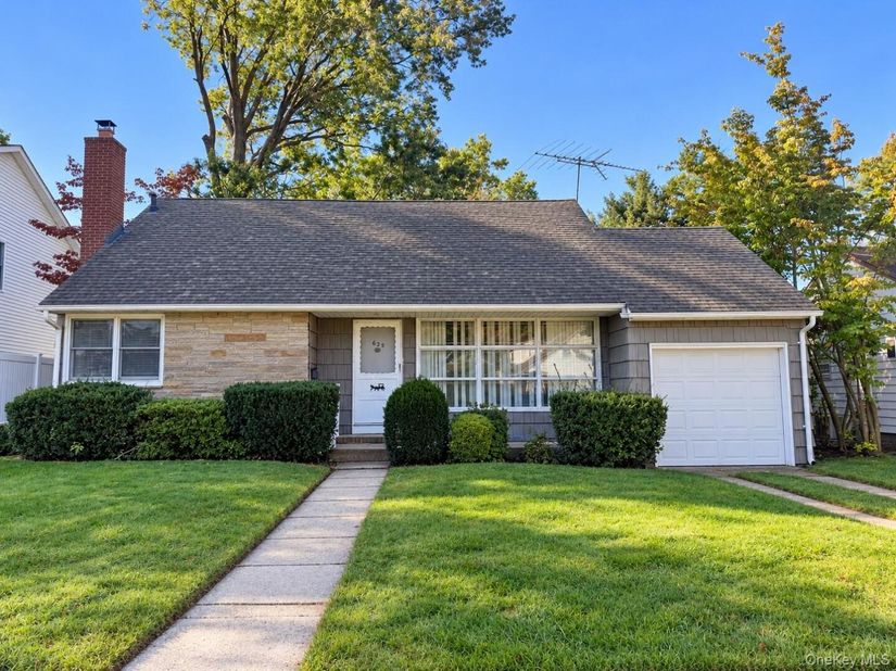 625 Knollwood Drive, West Hempstead NY 11552