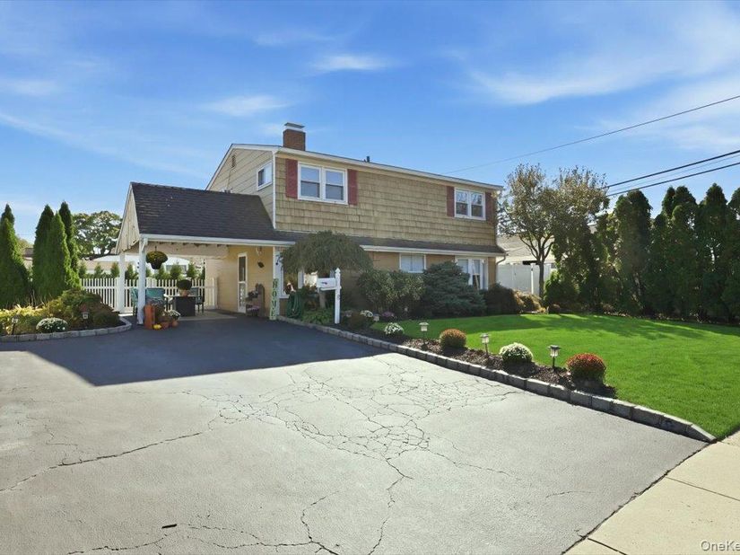 5 Thistle Lane, Wantagh NY 11793