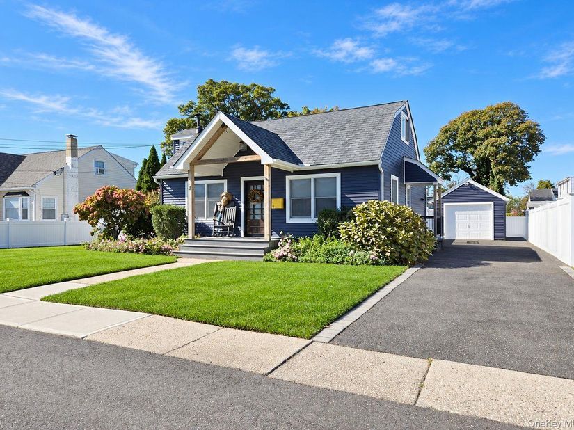 8 Perry Place, Patchogue NY 11772