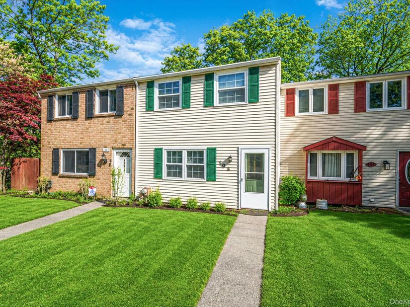 102 Hill Spur, Calverton NY 11933