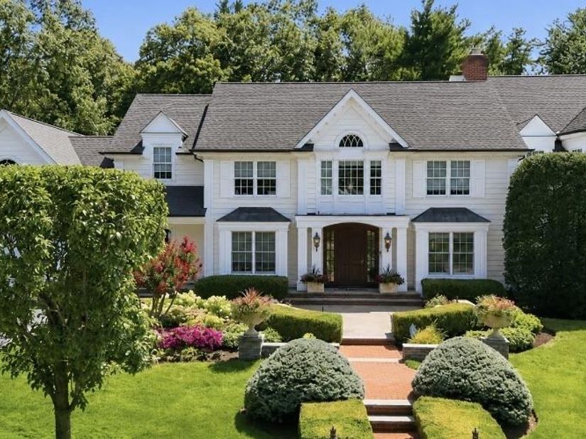 2 Kalb Court, Dix Hills NY 11746