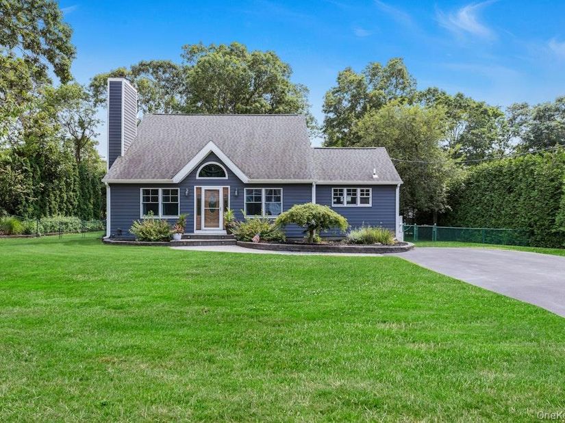 111 W Tiana Road, Hampton Bays NY 11946