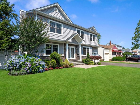 17 Woodwaye Road, Plainview NY 11803
