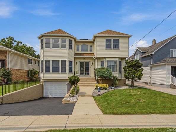 91 Macgregor Avenue, Roslyn Heights NY 11577