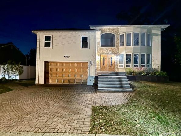 186 E Pennywood Avenue, Roosevelt NY 11575