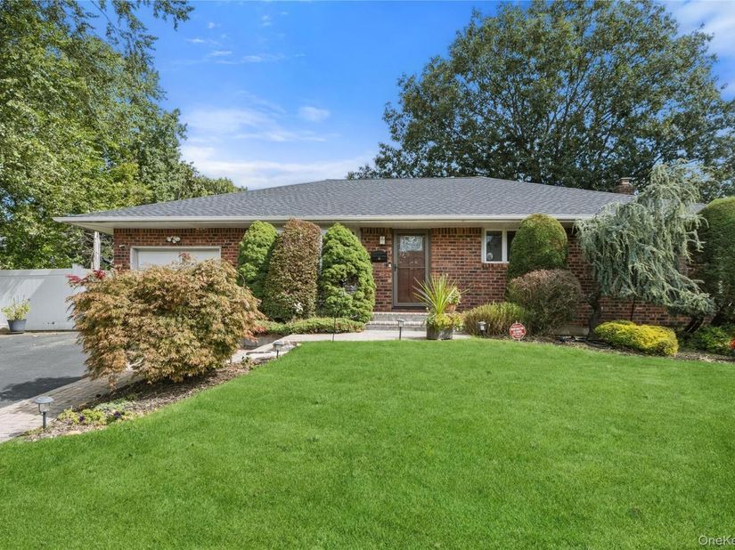 15 Elmwood Lane, Syosset NY 11791