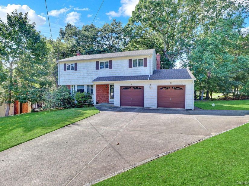 14 Morewood Drive, Smithtown NY 11787