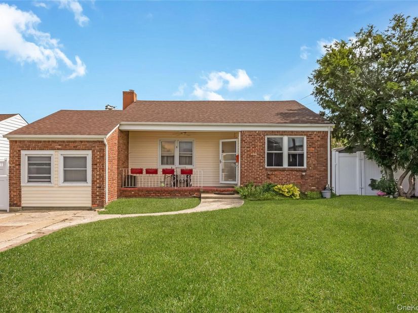 19 Rainbow Lane, Lindenhurst NY 11757