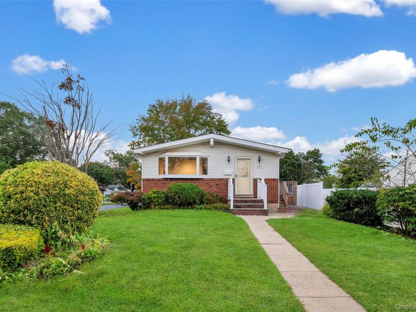 423 Westview Avenue, Deer Park NY 11729