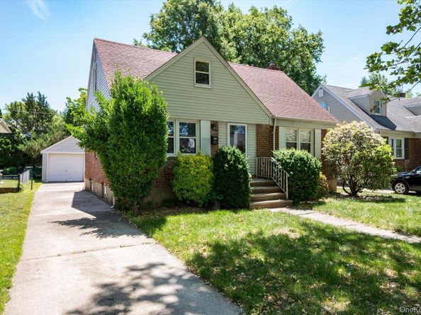 32 Croyden, New Hyde Park NY 11040