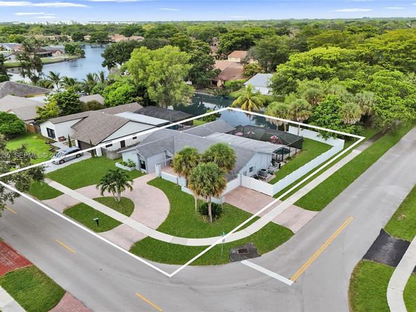 1221 NW 78th Ave, Plantation FL 33322