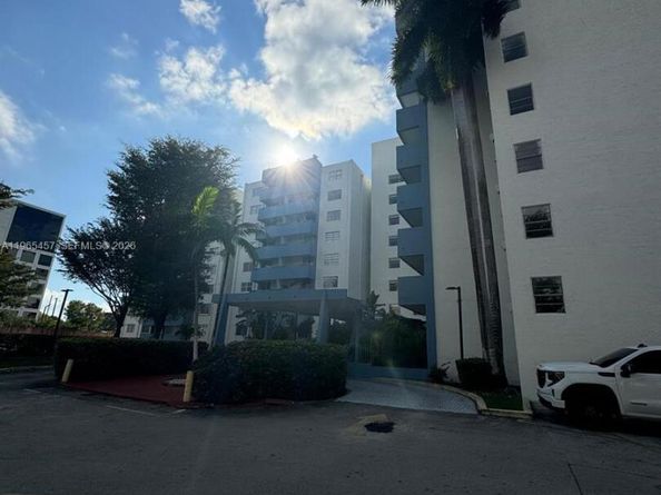 5050 NW 7th St 806, Miami FL 33126