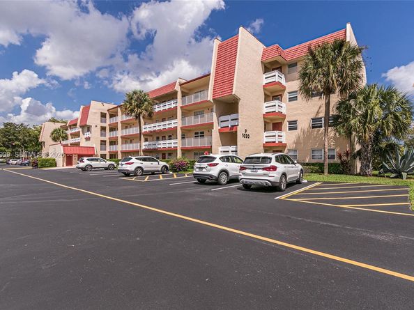 1020 Country Club Dr 305, Margate FL 33063