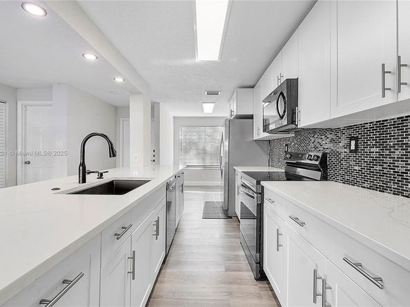 8239 NW 8th St 3, Plantation FL 33324