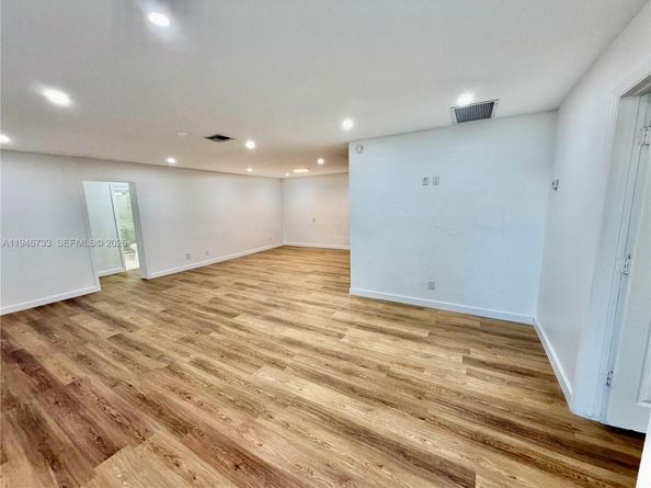 2036 NW 28th St, Oakland Park FL 33311