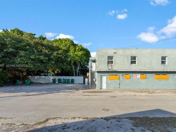 1337 NW 77th St, Miami FL 33147