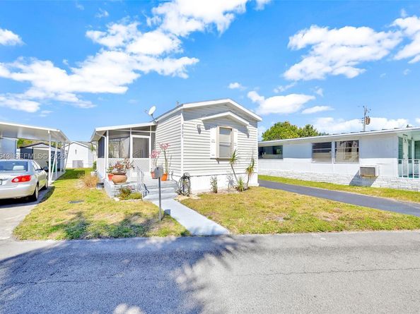 8701 SW 17th Ct, Davie FL 33324