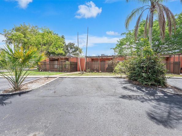 10304 Fairway Rd, Pembroke Pines FL 33026