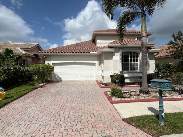 1540 W Lacosta Dr W, Pembroke Pines FL 33027
