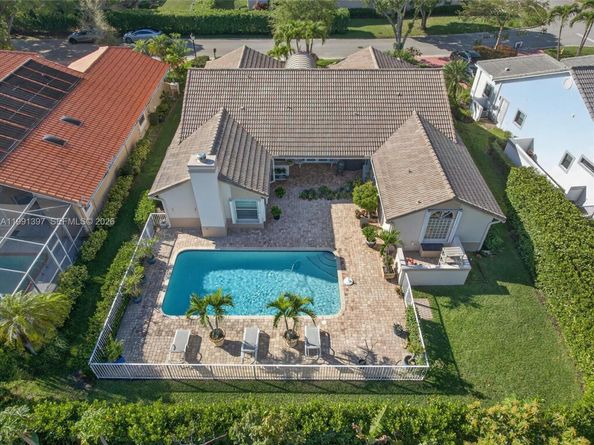 11735 Greenbrier Ln, Coral Springs FL 33071