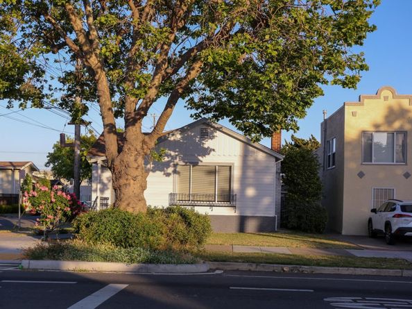 2570 Havenscourt Boulevard, Oakland CA 94605