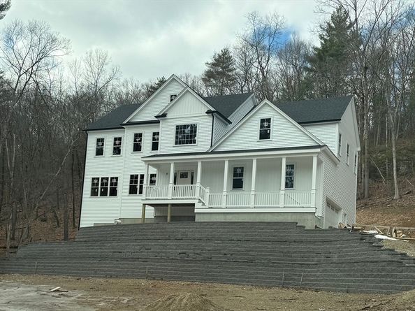 99 W River St, Upton MA 01568