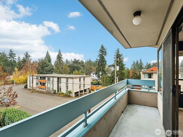 12300 33rd Avenue NE 402, Seattle WA 98125