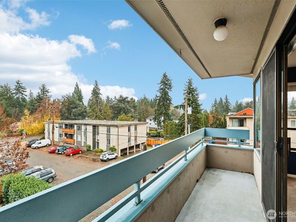 12300 33rd Avenue NE 402, Seattle WA 98125