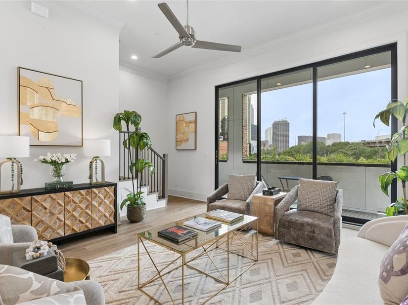 2401  Canton Street  1002, Dallas Texas 75201