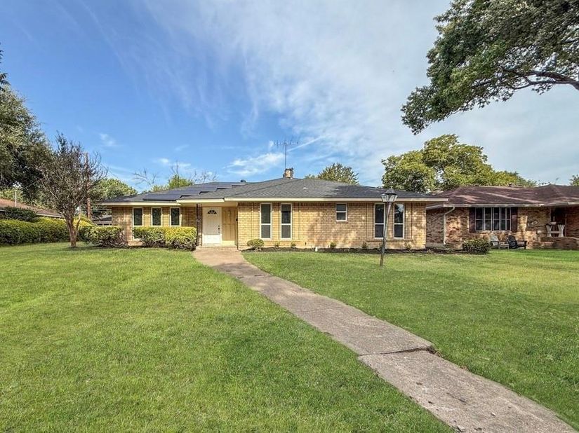 2147  Oak Valley Lane , Dallas Texas 75232