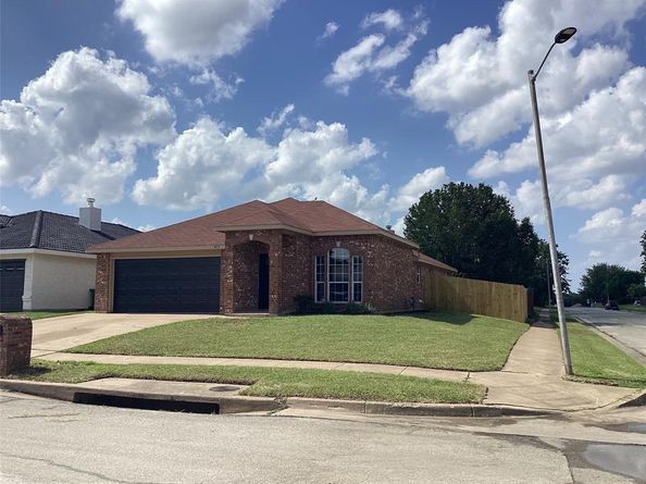 415  Cross Cut Drive , Arlington Texas 76018
